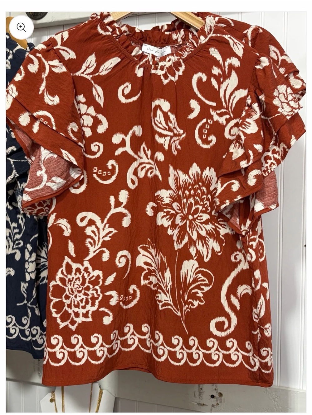 New With Tags Avara Teracotta and Cream Printed Flutter Sleeve Top Sz S